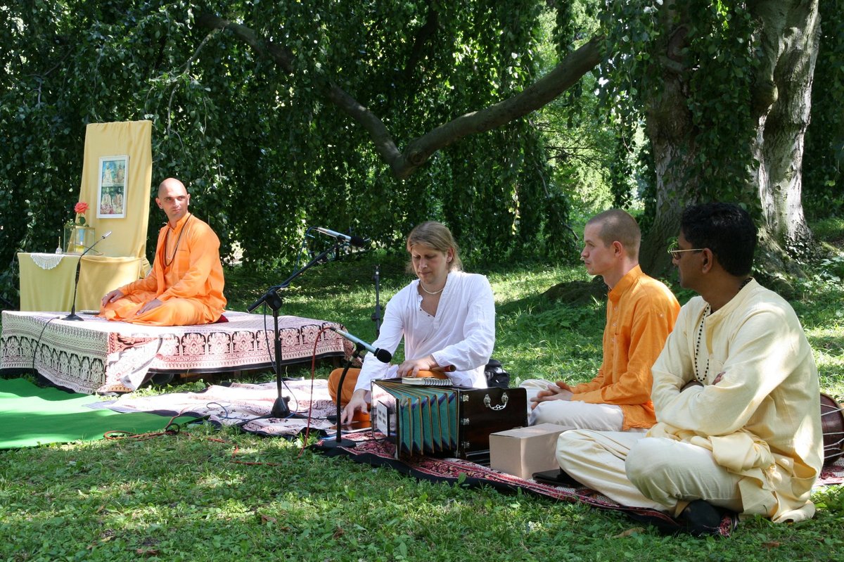 Fabrice de Graef con un maestro spirituale e musicisti